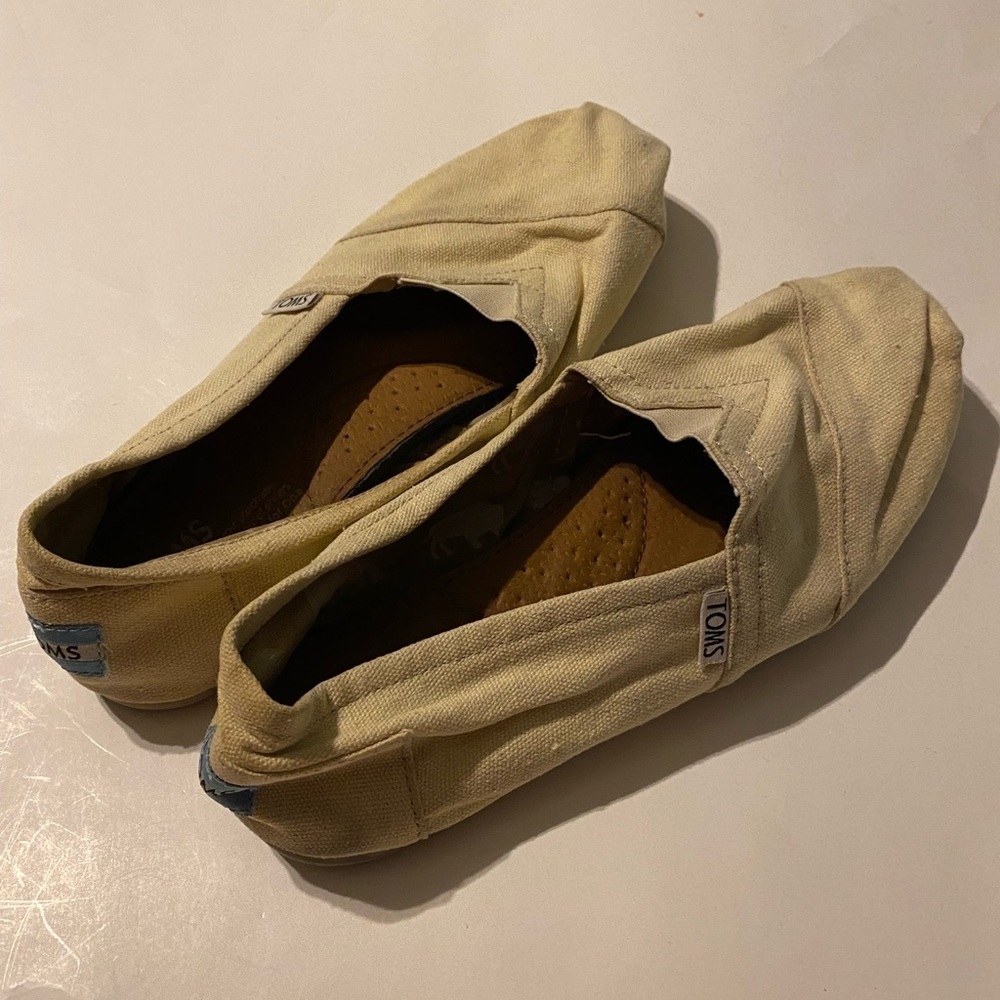 Linen Toms - Picture 1 of 4